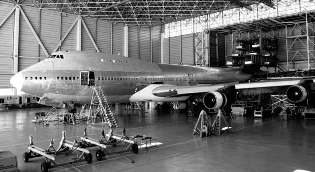 SINGLE-IMAGE_passenger-jet-hangar-refit-maintainance_sept23