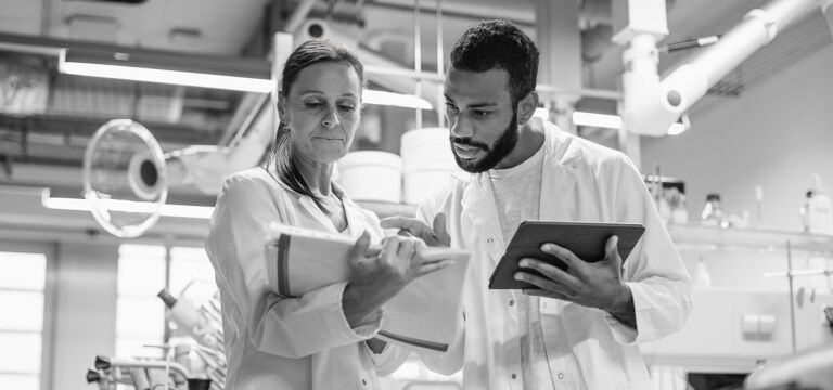 SINGLE-IMAGE_scientists-working-in-the-laboratory-with-tablet_jul24