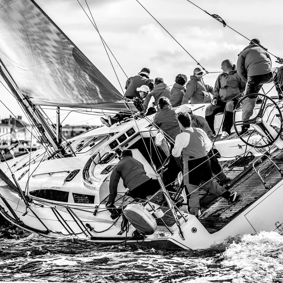 SINGLE-IMAGE_men-sailing-black-and-white_jul24