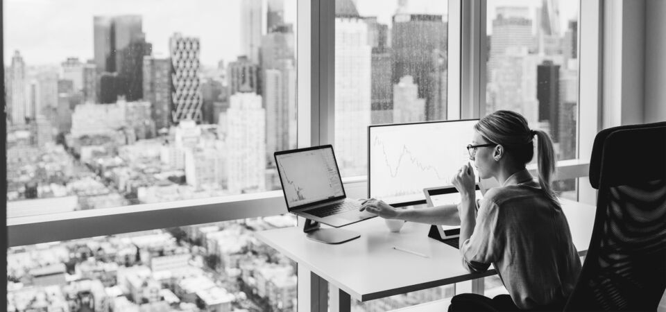 SINGLE-IMAGE_woman-in-computer_feb25