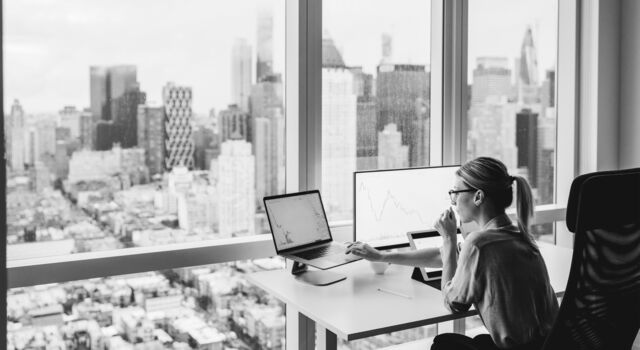 SINGLE-IMAGE_woman-in-computer_feb25