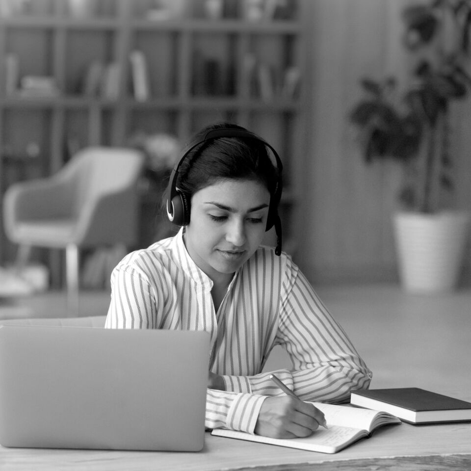 SINGLE-IMAGE_learning-with-headphones-at-desk_mar24