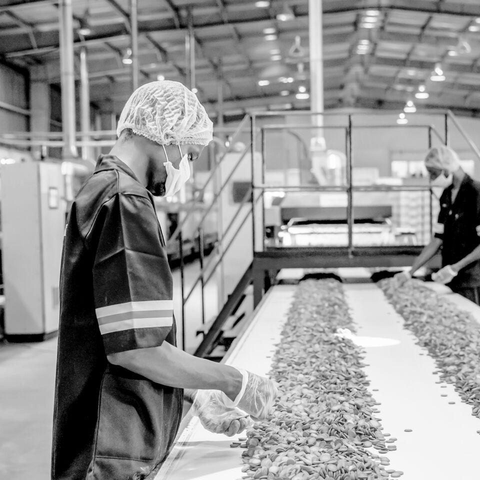SINGLE-IMAGE_worker-checking-biscuits-on-conveyor_nov23