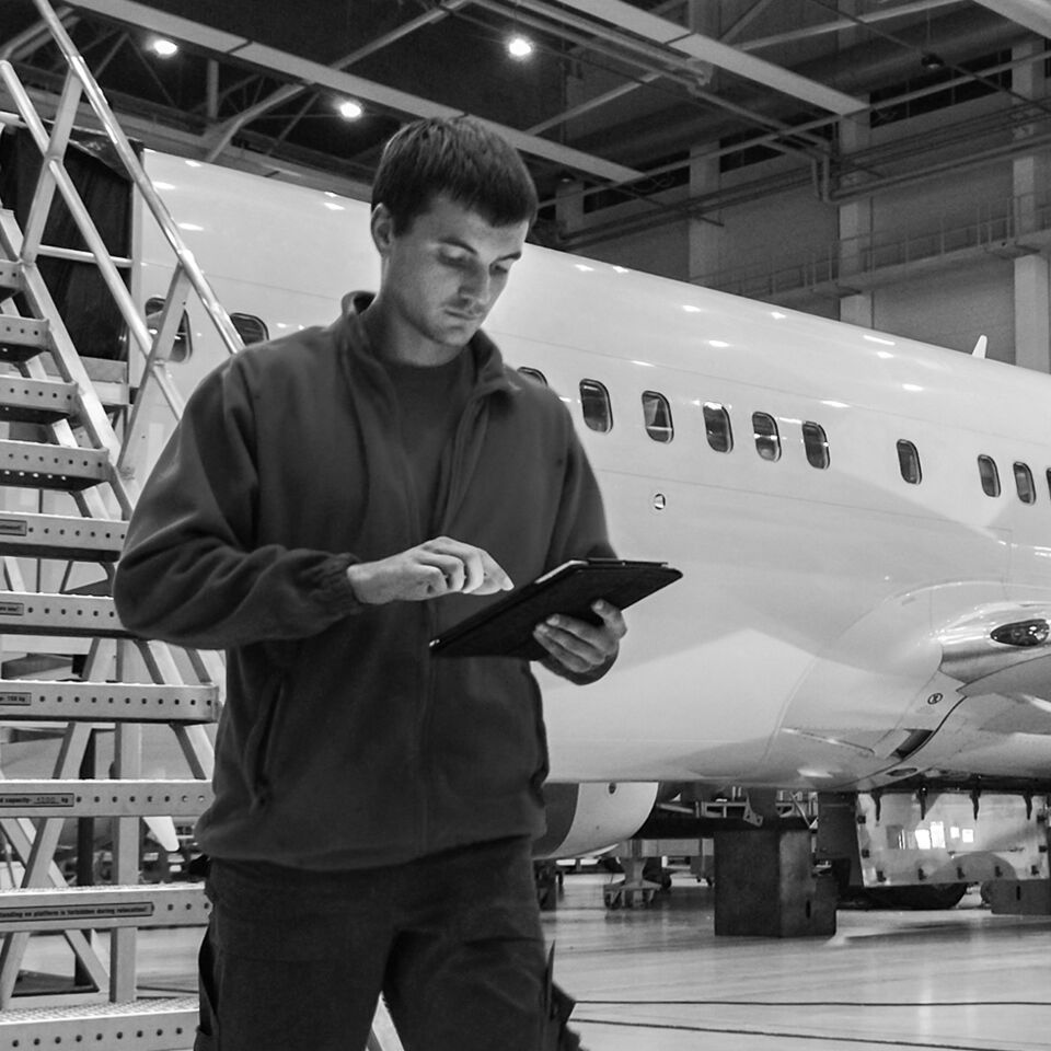 SINGLE-IMAGE_hanger-engineer-with-tablet_sept23