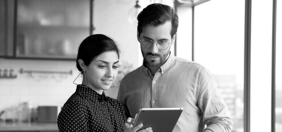 SINGLE-IMAGE_woman-and-man-check-tablet_jul25