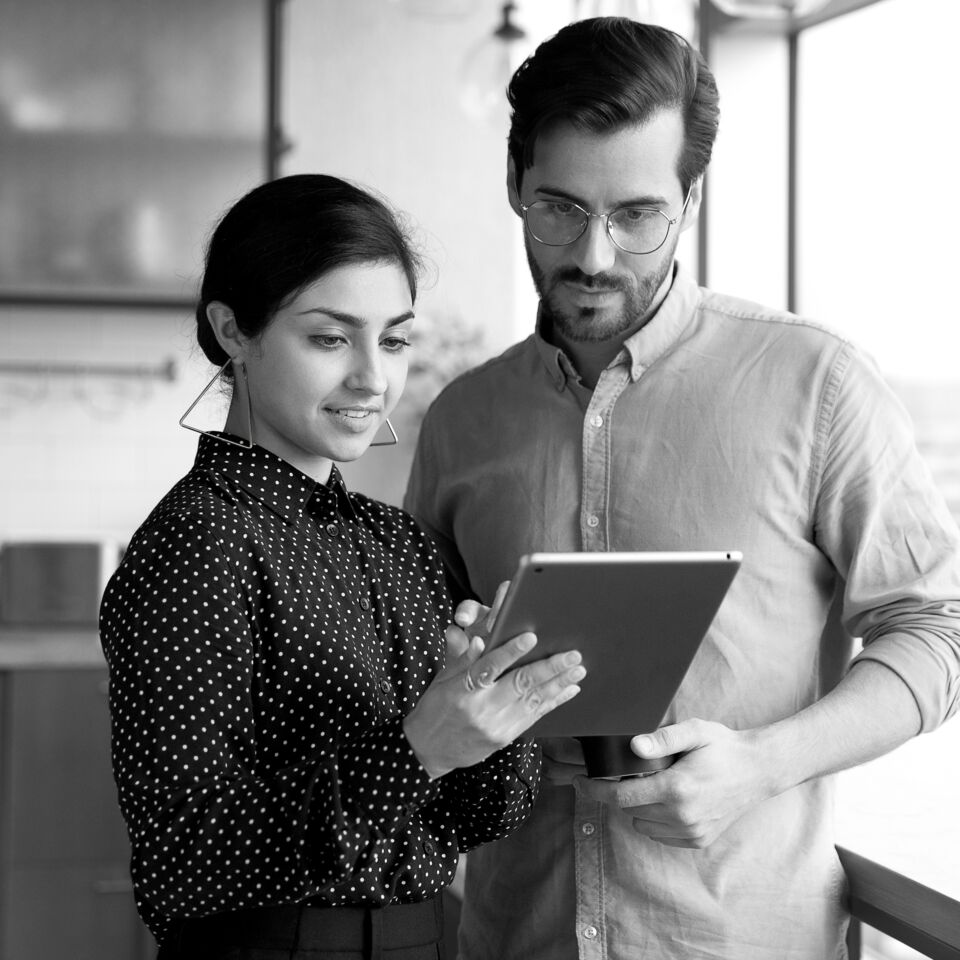 SINGLE-IMAGE_woman-and-man-check-tablet_jul25