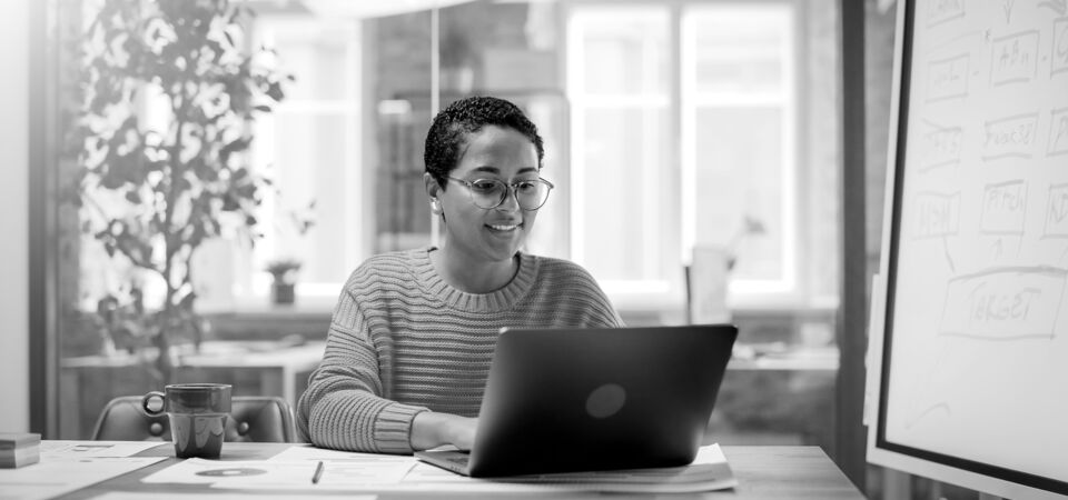 SINGLE-IMAGE_woman-smiling-at-desk-with-laptop_sept23