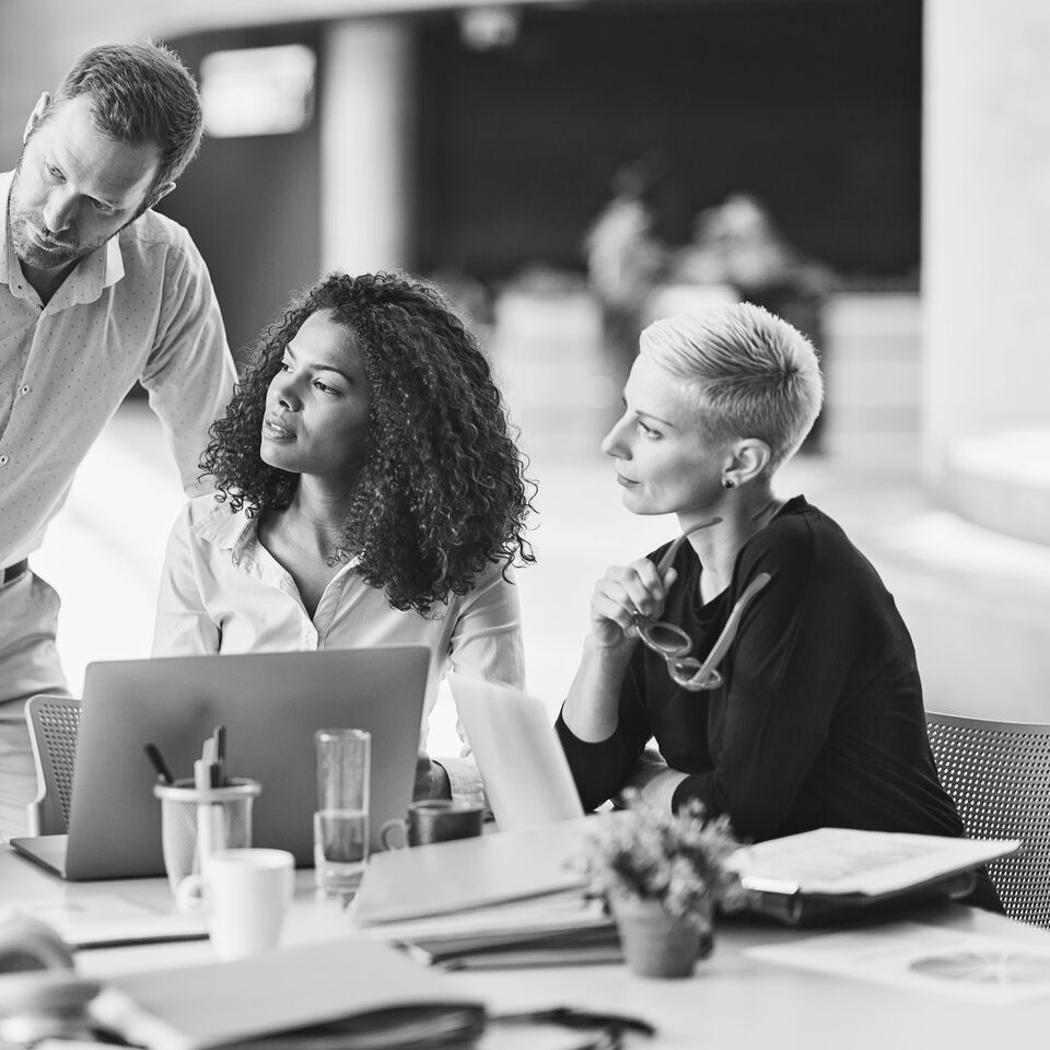 SINGLE-IMAGE_team-celebrating-success_may24