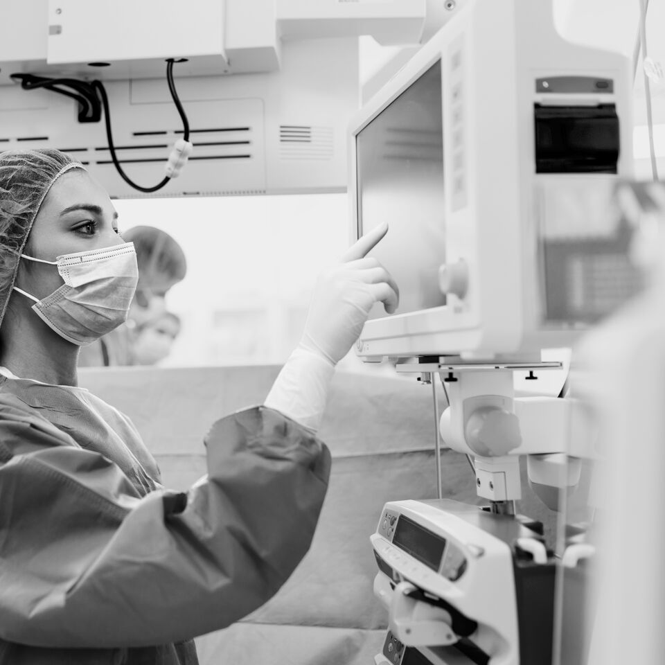 SINGLE-IMAGE_nurse-surgical-equipment_sept23