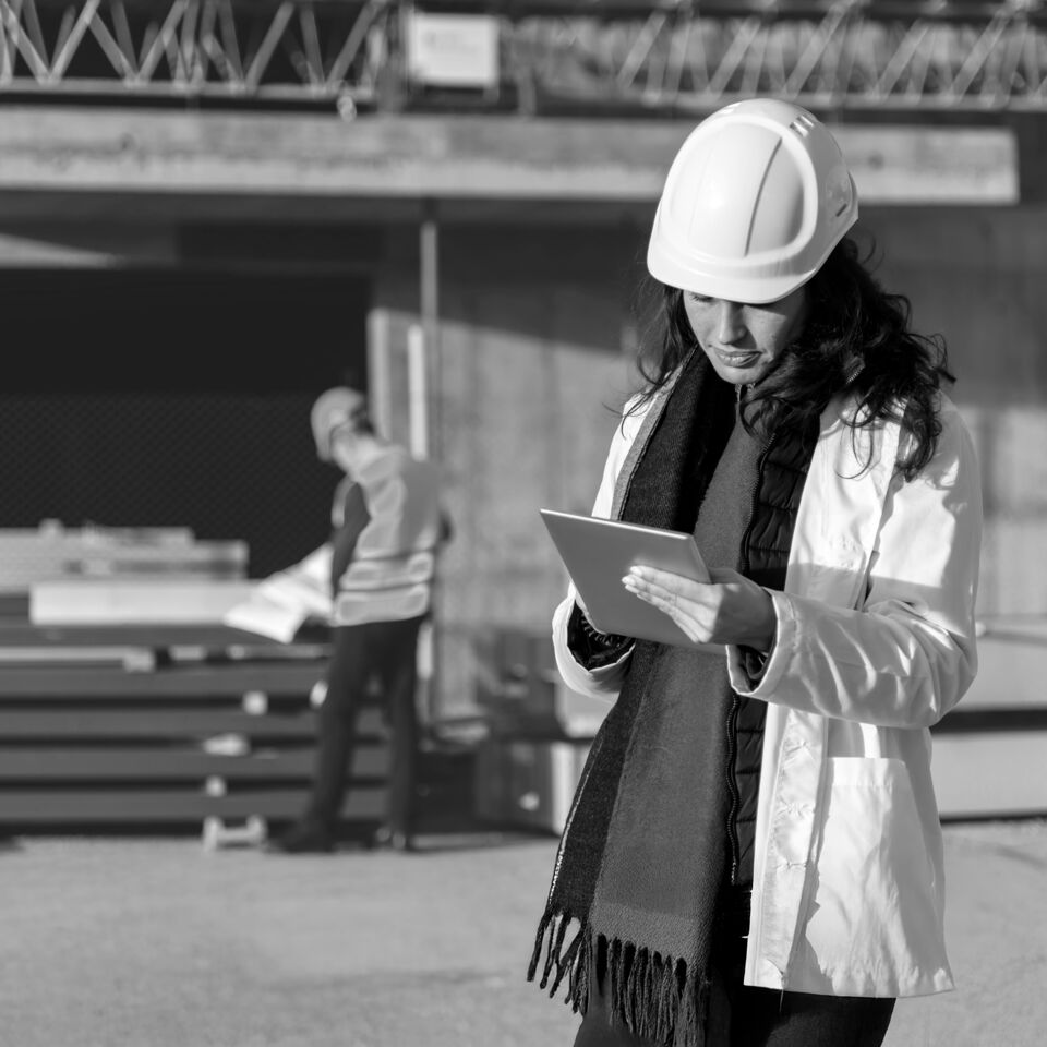 SINGLE-IMAGE_women construction-manager-using-tablet-expanded_may25