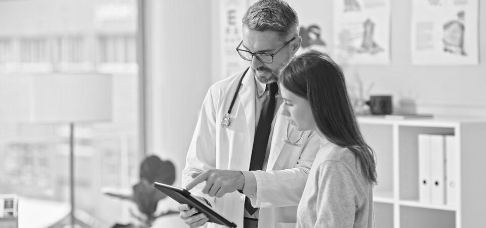 SINGLE_IMAGE_explaining-medical-treatment-with-digital-tablet_jan25