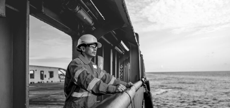 /bynder-asset/bynder:BC478505-A05D-41DA-AC87F9062671E9FC/Landscape_MD/SINGLE-IMAGE_marine-worker-at-the-rail_aug24.png?1749636835000