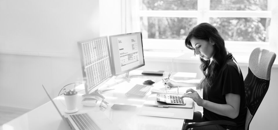 SINGLE-IMAGE_woman-audit-computers-&-calculator_jun25