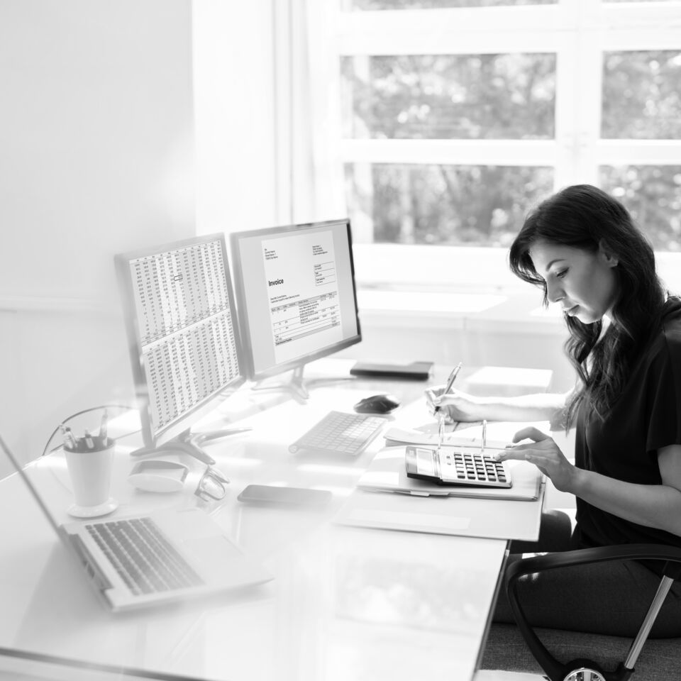 SINGLE-IMAGE_woman-audit-computers-&-calculator_jun25