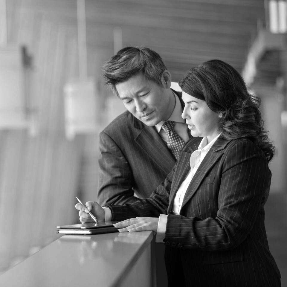 SINGLE-IMAGE_man-and-woman-discussing-contract_jul24