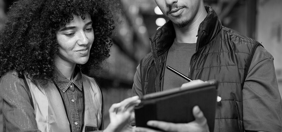 SINGLE-IMAGE_manual-workers-working-in-warehouse_jul25