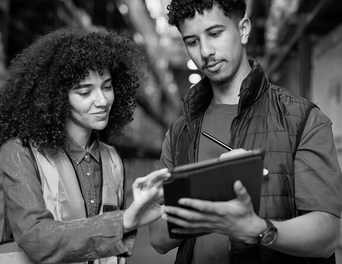 SINGLE-IMAGE_manual-workers-working-in-warehouse_jul25