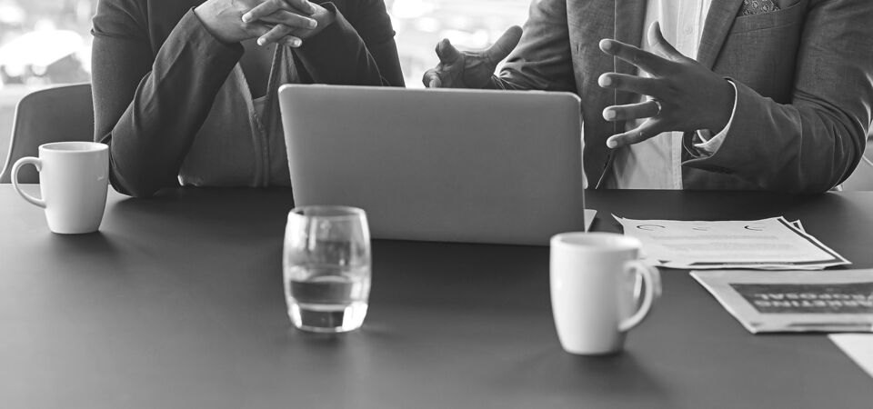 SINGLE-IMAGE_man-and-woman-discussing-laptop_sept23