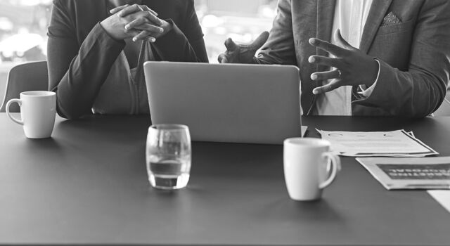 SINGLE-IMAGE_man-and-woman-discussing-laptop_sept23