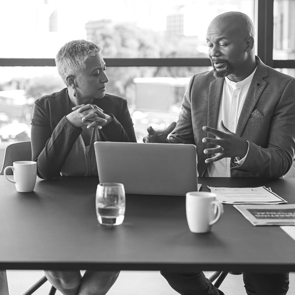 SINGLE-IMAGE_man-and-woman-discussing-laptop_sept23