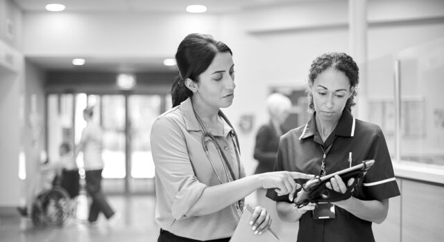 SINGLE-IMAGE_doctor-and-nurse-inspect-tablet_aug24