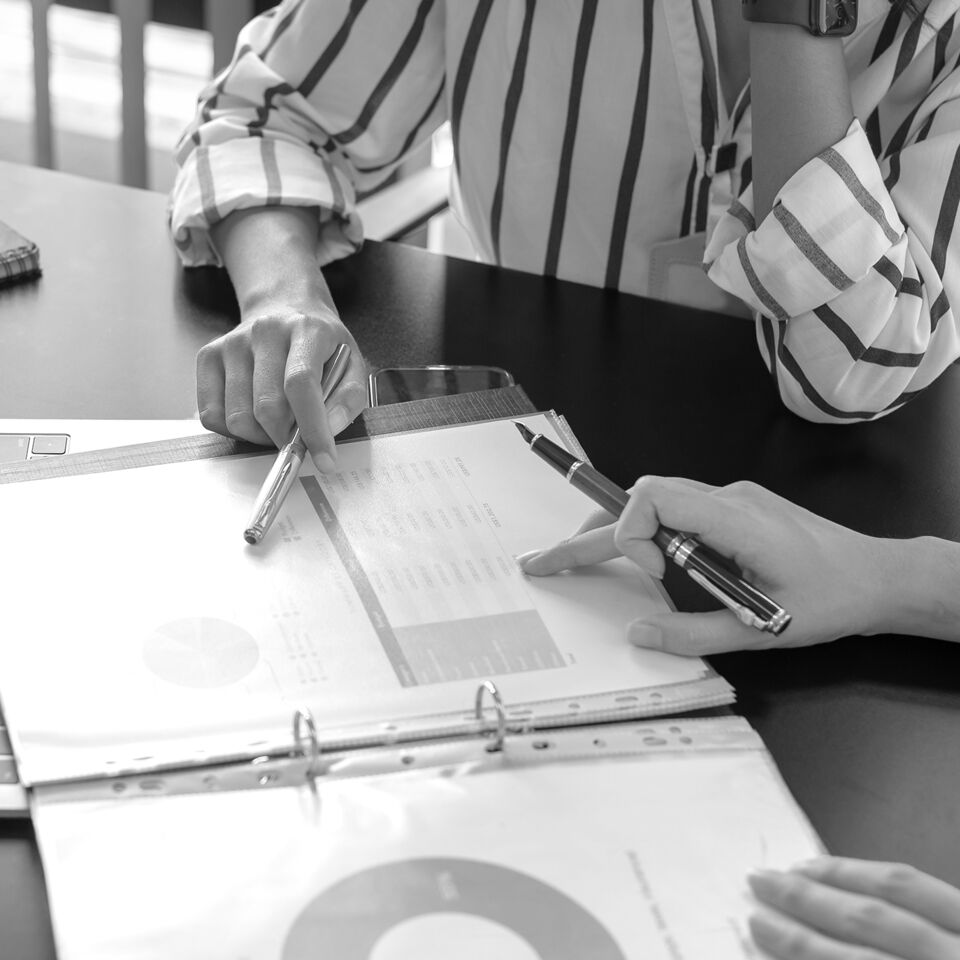 SINGLE-IMAGE_brainstorming-of-businesswoman-pointing-graph-infront-of-laptop_may24