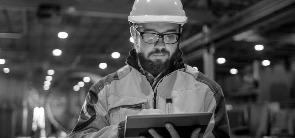 SINGLE-IMAGE_man-with-hard-hat-looking-at-tablet-no-squares_mar24