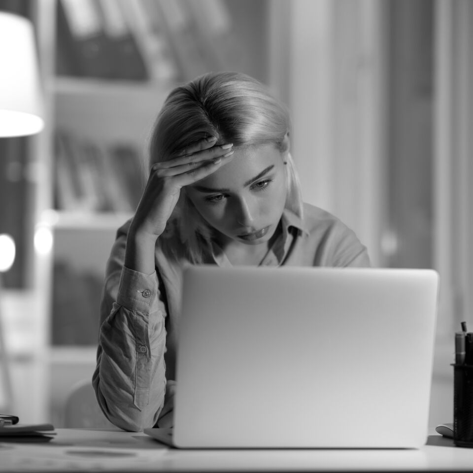 SINGLE-IMAGE_stressed-tired-woman-at-laptop_may25